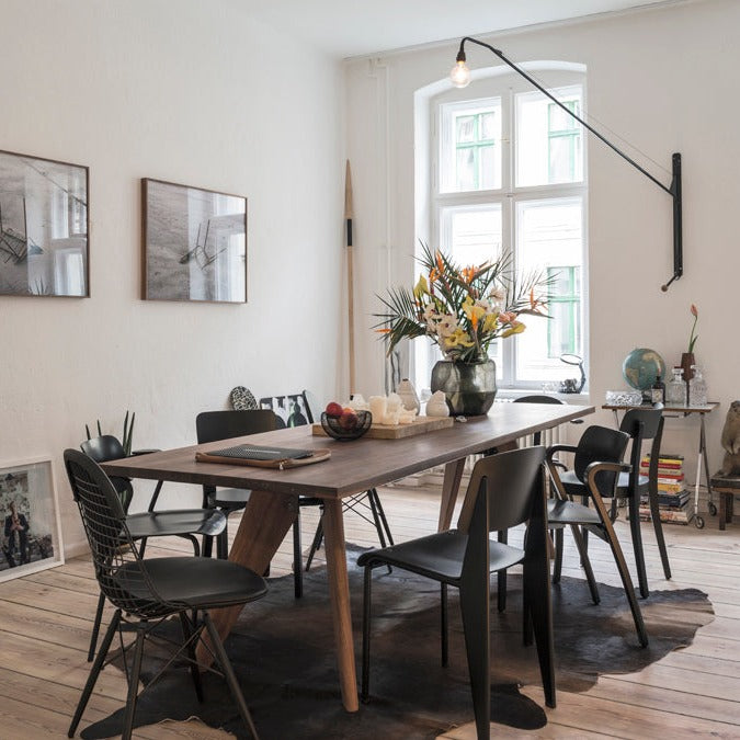 Sete og ryggstøtten på denne klassikeren er tilgjengelig i ulike tretyper, og har en metallramme som kommer i forskjellige farger