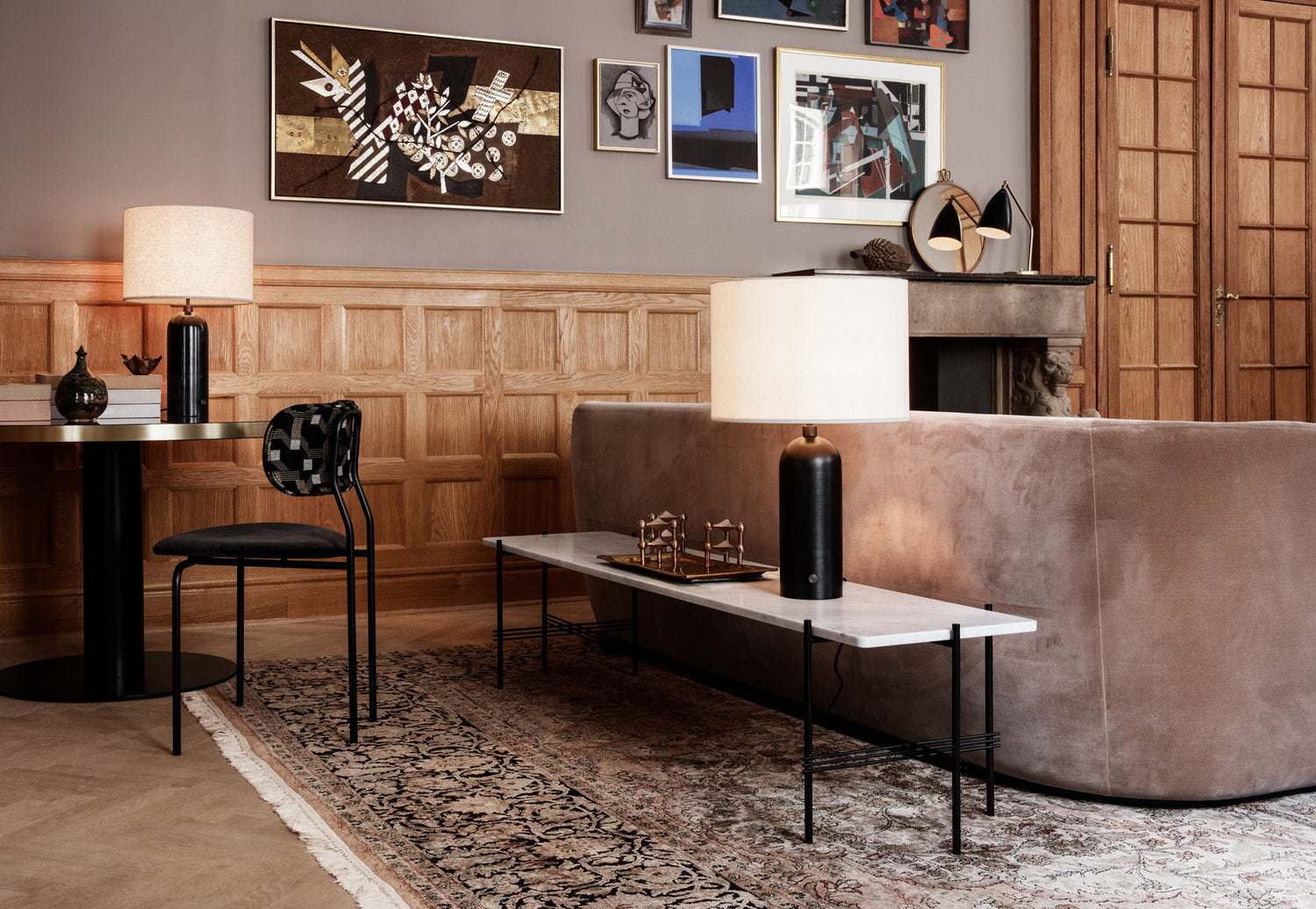 Gravity er skulpturell og elegant lampe, som passer i en stue eller på et soverom, eller hvor som helst du trenger et vakkert lys. Bordlampen kommer i to størrelser, og to ulike lampeskjermer canvas og hvit.