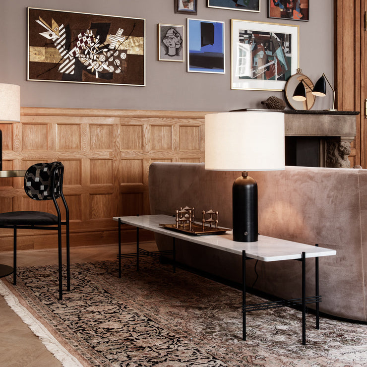 Gravity er skulpturell og elegant lampe, som passer i en stue eller på et soverom, eller hvor som helst du trenger et vakkert lys. Bordlampen kommer i to størrelser, og to ulike lampeskjermer canvas og hvit.