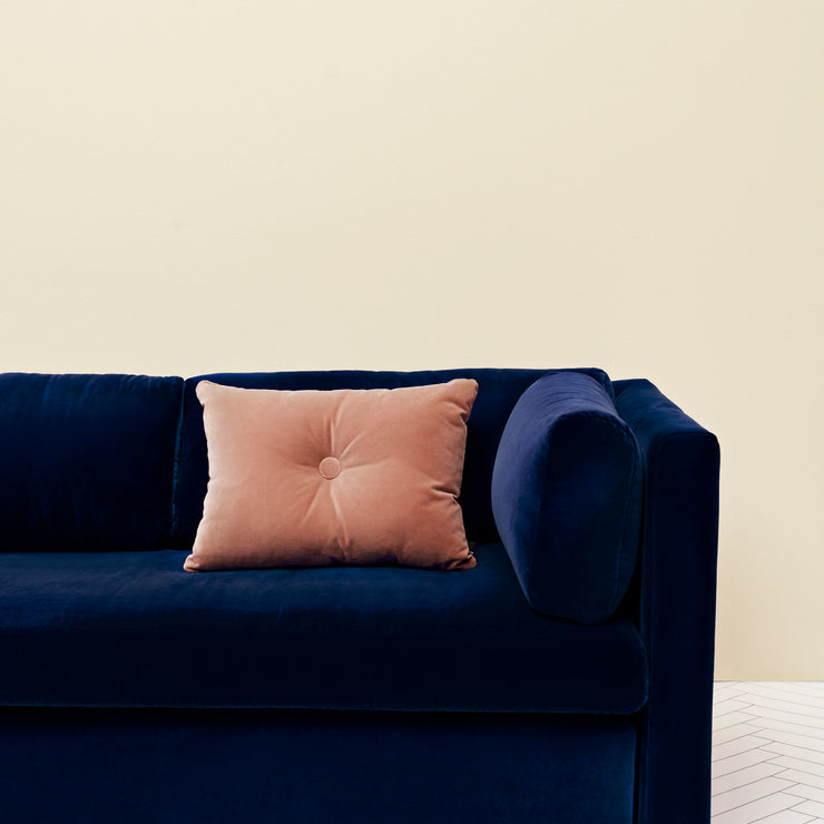 Dette er sofaen vi alltid har lett etter. Den er myk og komfortabel, og passer inn i de fleste hjem. Sofaen kommer også som en 2-seter, og med ulike tekstiler og farger.