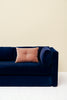 Dette er sofaen vi alltid har lett etter. Den er myk og komfortabel, og passer inn i de fleste hjem. Sofaen kommer også som en 2-seter, og med ulike tekstiler og farger.