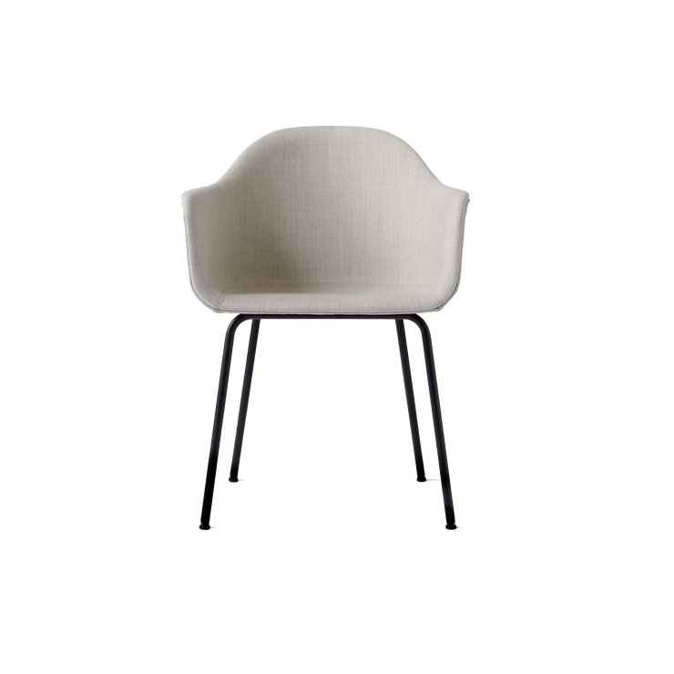 Designet er en perfekt balanse mellom geometri og organiske former. De bøyde armlenene og den høye ryggstøtten gir den både maks komfort og gir den et elegant utseende.