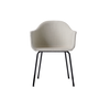 Designet er en perfekt balanse mellom geometri og organiske former. De bøyde armlenene og den høye ryggstøtten gir den både maks komfort og gir den et elegant utseende.