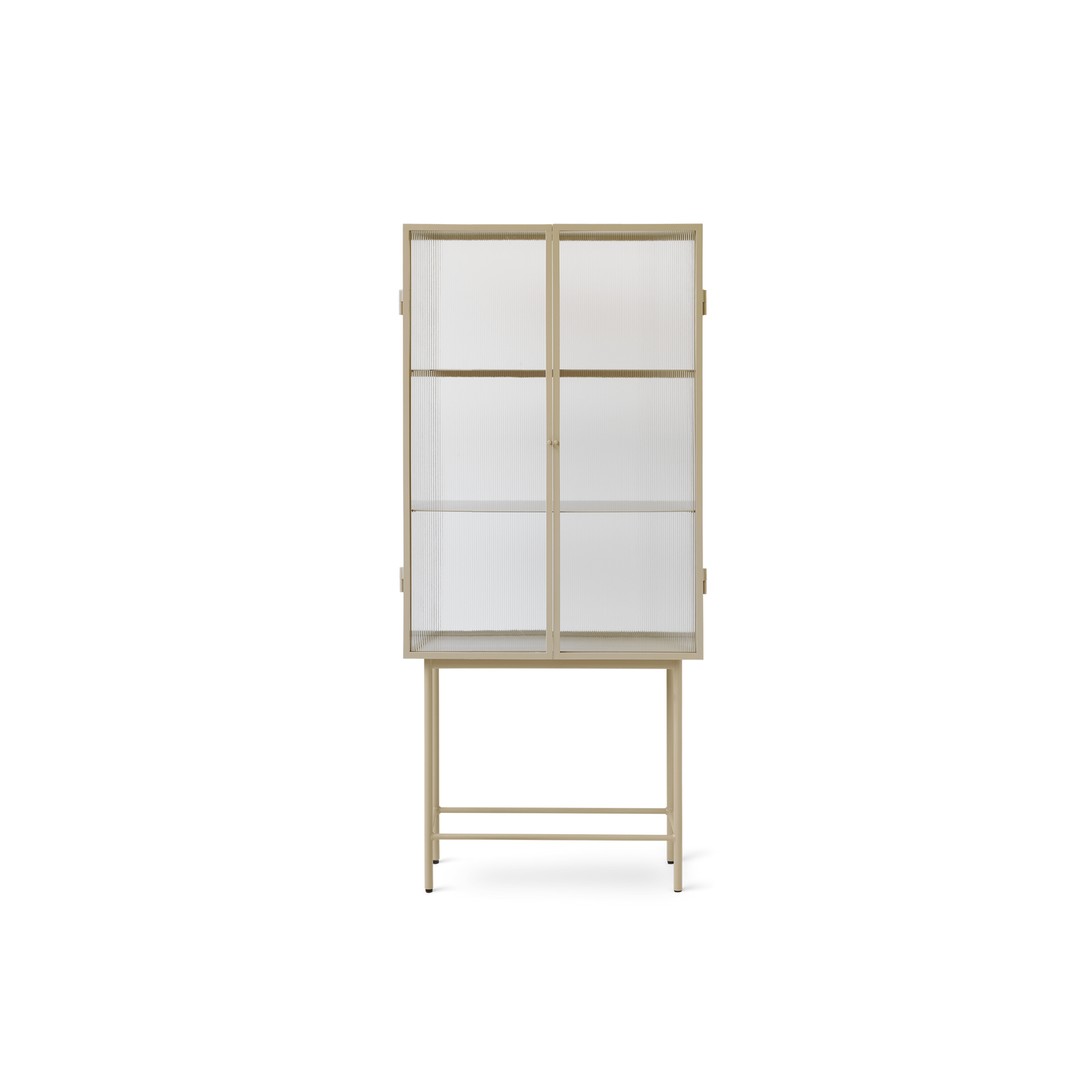 Det nydelige vitrineskapet Haze fra ferm LIVING i fargen Cashmere fra ferm LIVING, er laget av pulverlakkert metall og har en myk, vakker farge og bølgeglass.