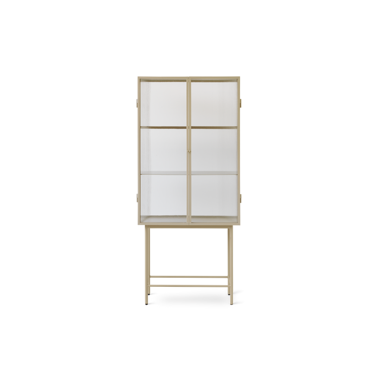 Det nydelige vitrineskapet Haze fra ferm LIVING i fargen Cashmere fra ferm LIVING, er laget av pulverlakkert metall og har en myk, vakker farge og bølgeglass.