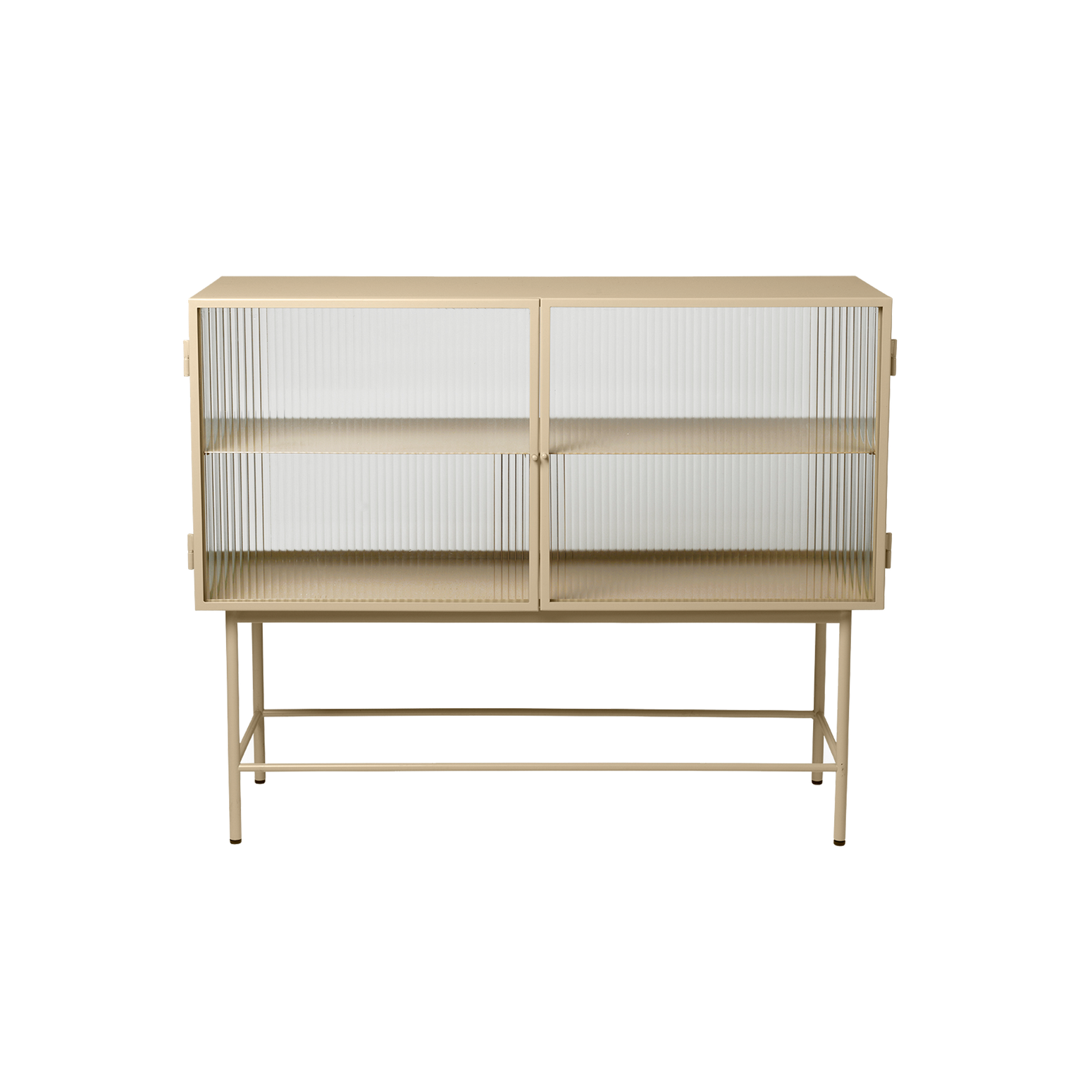 Den nydelige skjenken Haze Sideboard fra ferm LIVING i fargen Cashmere fra ferm LIVING, er laget av pulverlakkert metall og har en myk, vakker farge og bølgeglass.