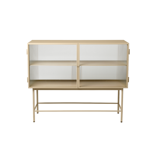 Den nydelige skjenken Haze Sideboard fra ferm LIVING i fargen Cashmere fra ferm LIVING, er laget av pulverlakkert metall og har en myk, vakker farge og bølgeglass.