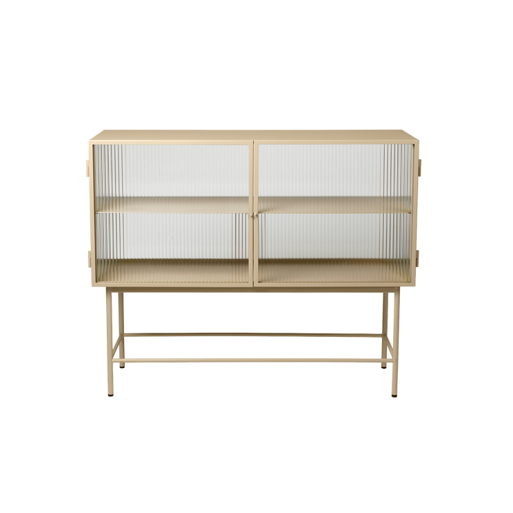 Den nydelige skjenken Haze Sideboard fra ferm LIVING i fargen Cashmere fra ferm LIVING, er laget av pulverlakkert metall og har en myk, vakker farge og bølgeglass.