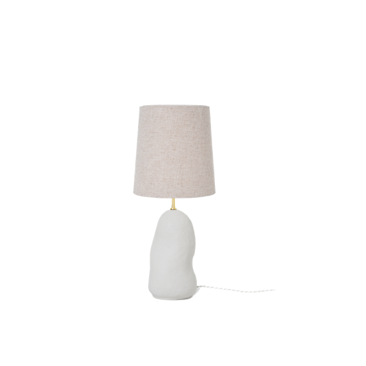 Lampeserien Hebe fra ferm LIVING, puster nytt liv til den klassiske lampen med skjerm. Den har et kunstnerisk og skulpturelt preg. Den feminine basen som er formet for hånd i keramikk, og er laget med inspirasjon fra naturen.