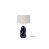Lampeserien Hebe fra ferm LIVING, puster nytt liv til den klassiske lampen med skjerm. Den har et kunstnerisk og skulpturelt preg. Den feminine basen som er formet for hånd i keramikk, og er laget med inspirasjon fra naturen.