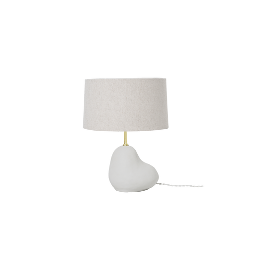 Lampeserien Hebe fra ferm LIVING, puster nytt liv til den klassiske lampen med skjerm. Den har et kunstnerisk og skulpturelt preg. Den feminine basen som er formet for hånd i keramikk, og er laget med inspirasjon fra naturen.