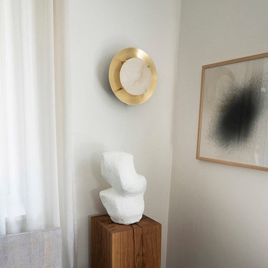 Estetisk minimalisme, kombinert med messing, stål og onyx. Lampeserien består av vegg-, gulv- og bordlampe.