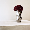 Den nydelige vasen Ostrea Rock står fint alene eller med blomster i