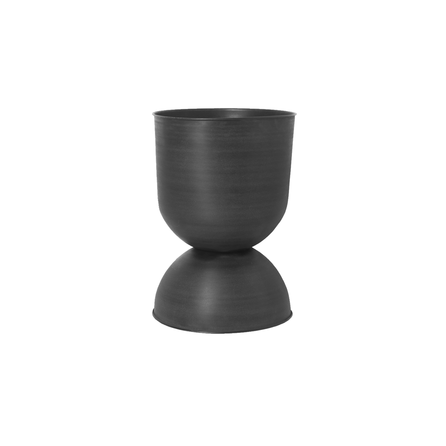 Hourglass Large er laget i metall og tåler utendørs bruk.