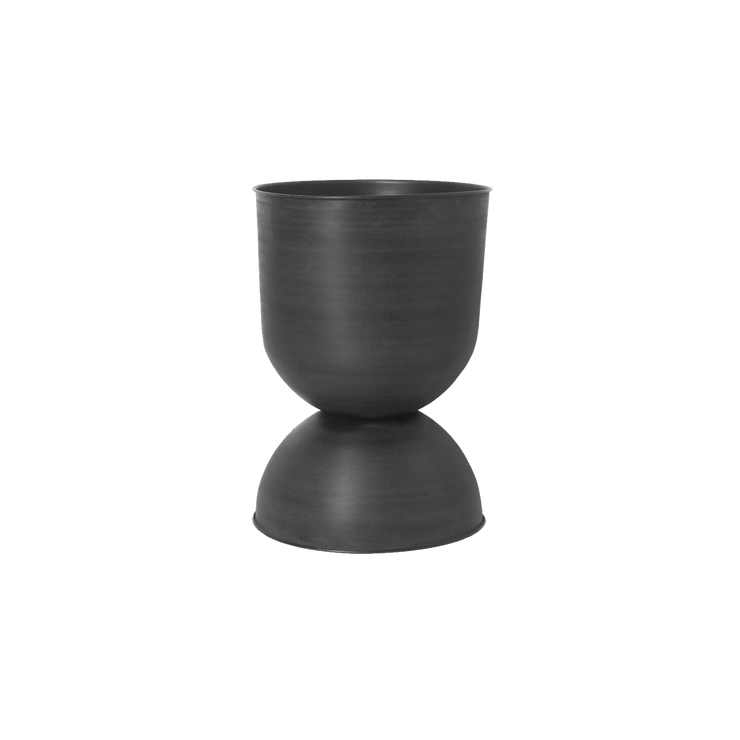 Hourglass Large er laget i metall og tåler utendørs bruk.