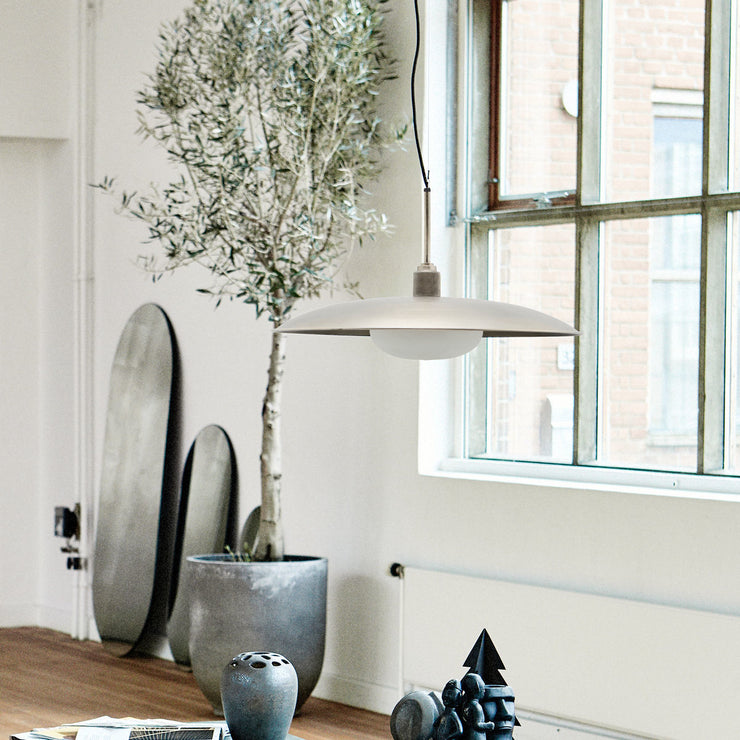 Gunmetal-finishen på lampen har et patinert utseende, som lar seg kombinere både med andre detaljer i messing og stål.