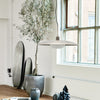 Gunmetal-finishen på lampen har et patinert utseende, som lar seg kombinere både med andre detaljer i messing og stål.