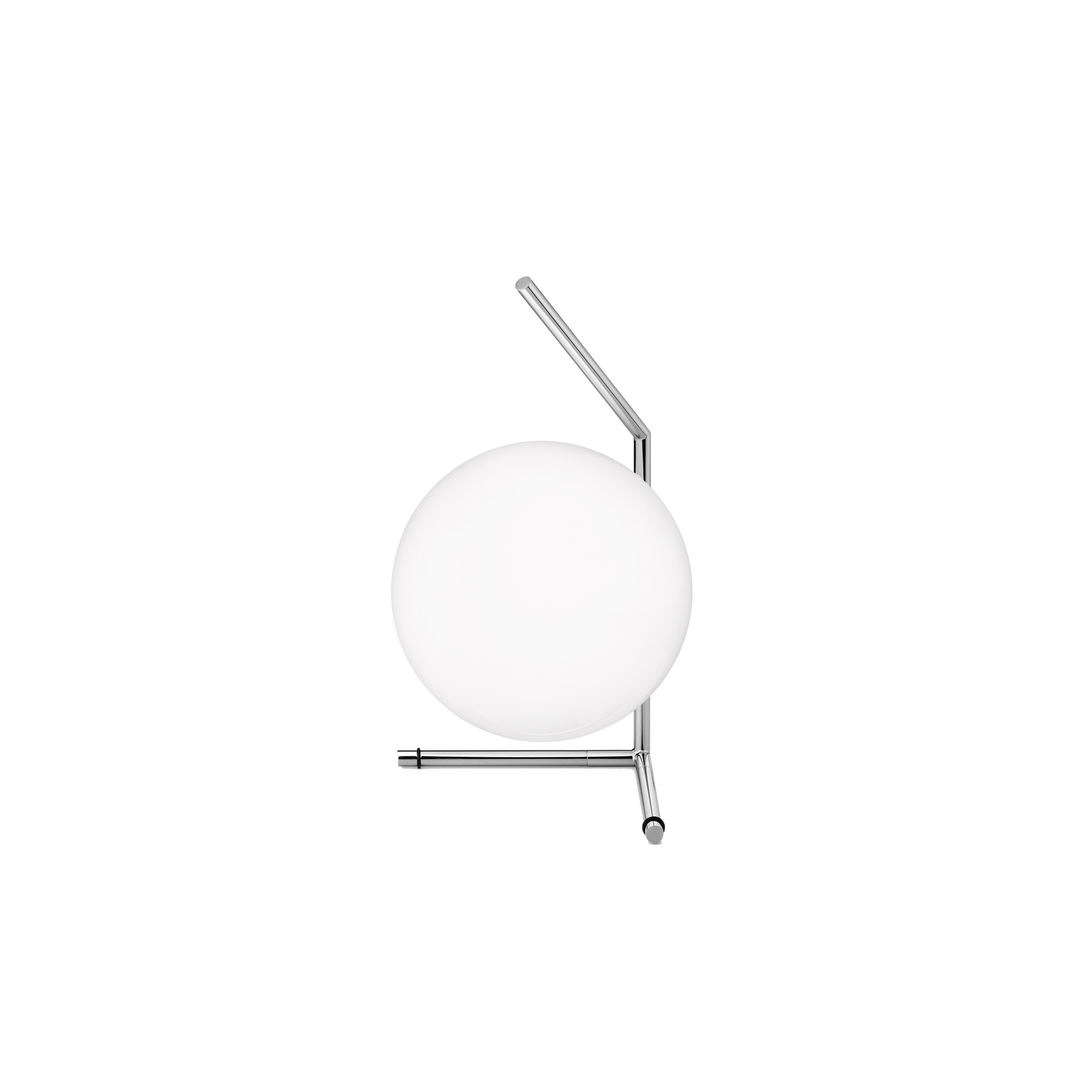 Den vakre bordlampen IC T1 low krom, fra Flos, er en klassisk lampe med en moderne form. Glasskuppelen balanserer perfekt på kanten av en stang, noe designeren Michael Anastassiades utforsker gjennom hele lampeserien IC, som består av bord-, vegg- og taklamper.