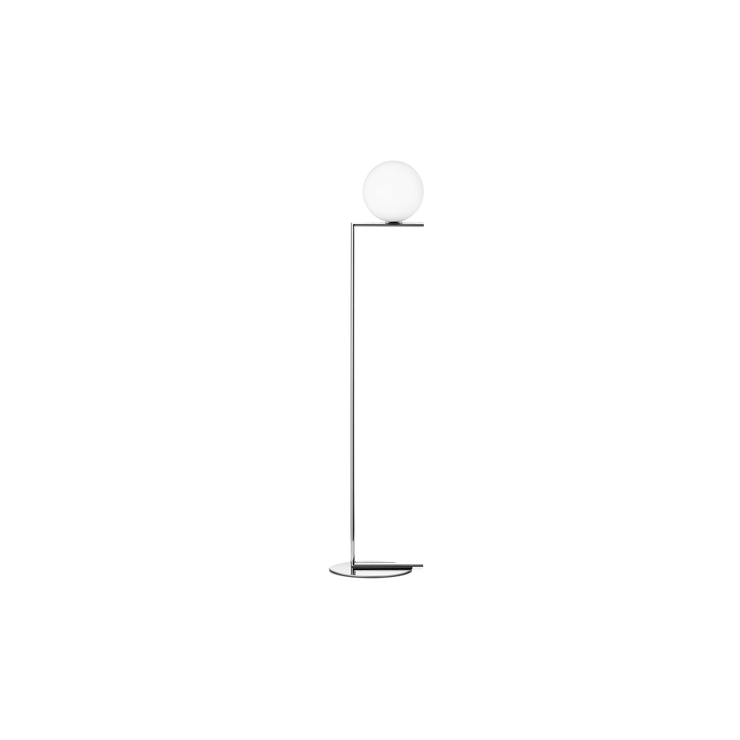 Den vakre gulvlampen IC F1, i messing fra Flos, er en klassisk lampe med en moderne form.