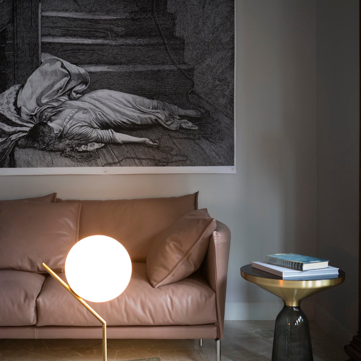 Glasskuppelen balanserer perfekt på kanten av en stang, noe designeren Michael Anastassiades utforsker gjennom hele lampeserien IC, som består av bord-, vegg- og taklamper.