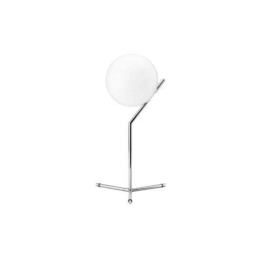 Den vakre bordlampen IC T1 high krom, fra Flos, er en klassisk lampe med en moderne form.