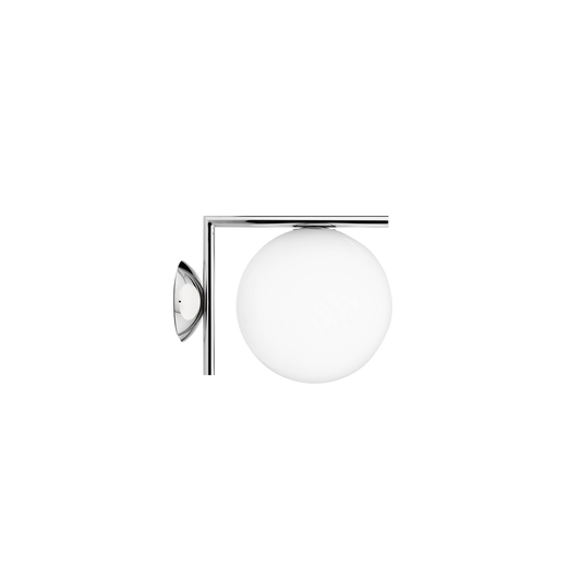 Den vakre vegglampen IC C/ W1 krom fra Flos, er en klassisk lampe med en moderne form. Glasskuppelen balanserer perfekt på kanten av en stang