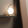 IC T1 low er en stilren og moderne lampe som passer perfekt som nattbordslampe eller stemningsskaper i stua.