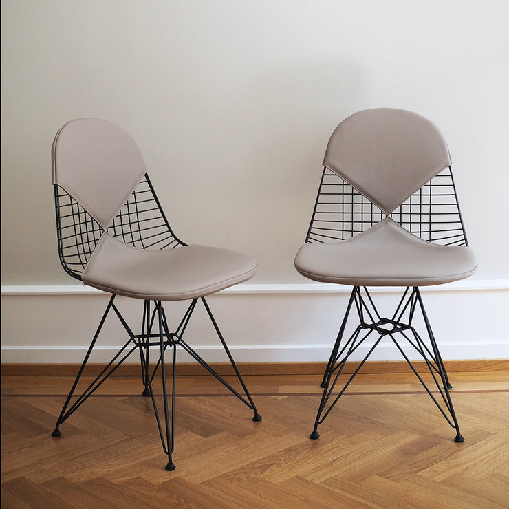 Stolbeina er inspirert av formen til Eiffeltårnet, som både gir en arkitektonisk og transparent effekt. Stolen kommer i flere ulike polstringer og varianter.
