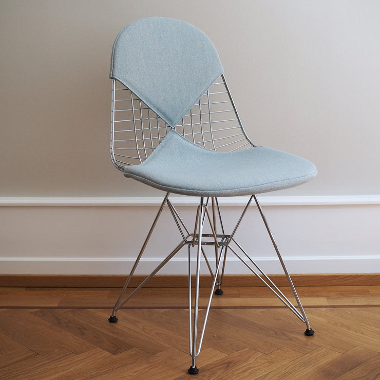 Stolen Wire Chair DKR med bikini i tekstilet Hopsak Ice Blue/Ivory, er designet av Charles og Ray Eames for Vitra.