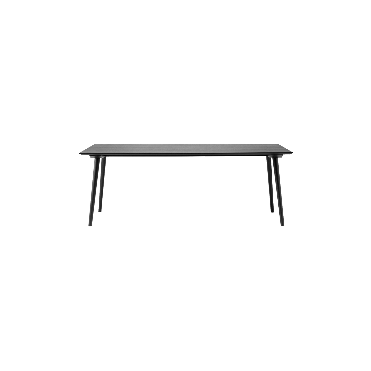 Spisebordet In Between table SK5 fra andTradition, ble designet av Sami Kallio. Håndtverk, tradisjon og kjærlighet til den skandinaviske designarven gjennom trearbeid var utgangspunktet og inspirasjonen for In Between Table.