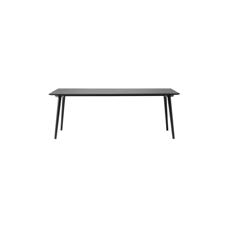 Spisebordet In Between table SK5 fra andTradition, ble designet av Sami Kallio. Håndtverk, tradisjon og kjærlighet til den skandinaviske designarven gjennom trearbeid var utgangspunktet og inspirasjonen for In Between Table.