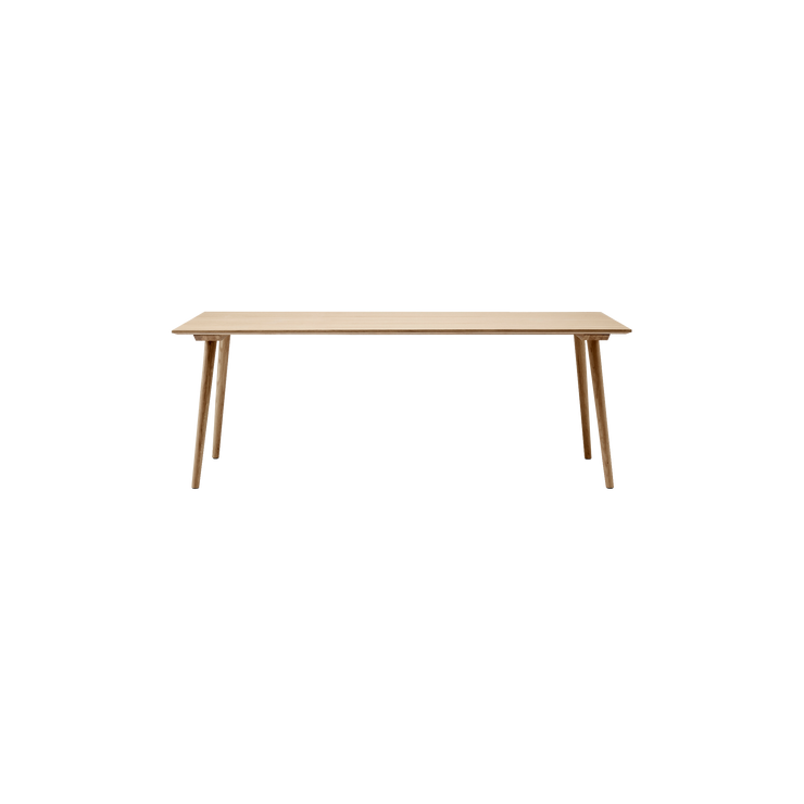 Spisebordet In Between table SK5 fra andTradition, I fargen Oak.