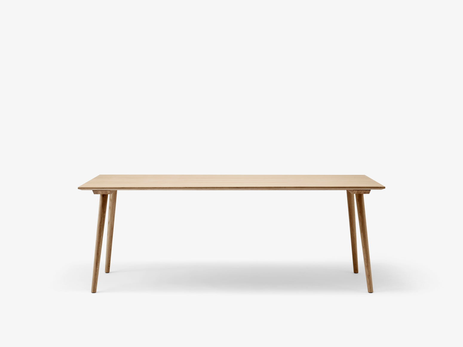 Spisebordet In Between table SK6 fra andTradition, I fargen Oak.