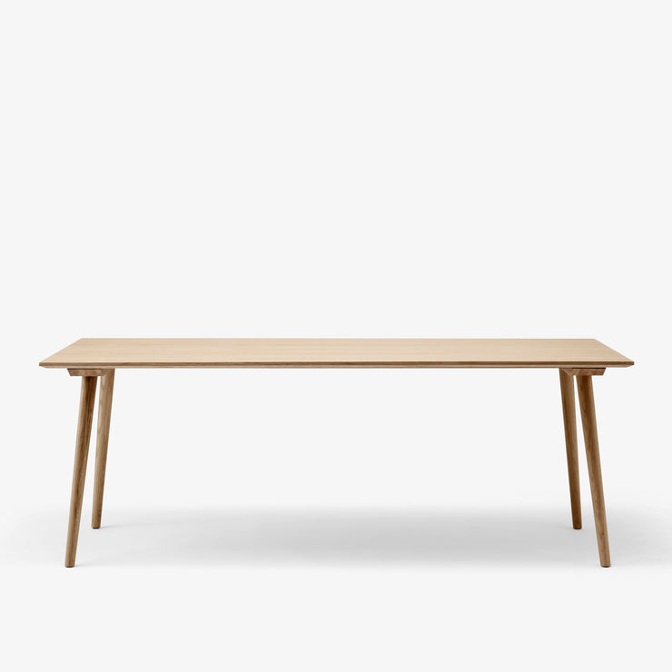 Spisebordet In Between table SK6 fra andTradition, I fargen Oak.