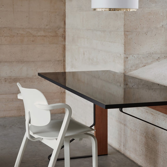 Skrivebordet Kaari Desk fra Artek er designet av Ronan & Erwan Bouroullec som et moderne nikk til Alvar Aaltos tidligere design. Velg mellom understell i massiv klarlakkert eik eller svartlakkert eik og bordplate i svart linoleum eller svart høyglanset laminat.