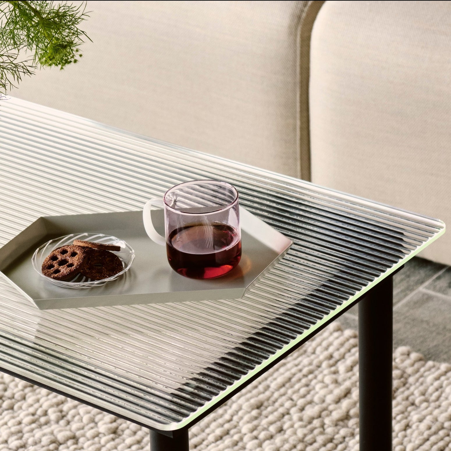 Svart understell og rillet glass