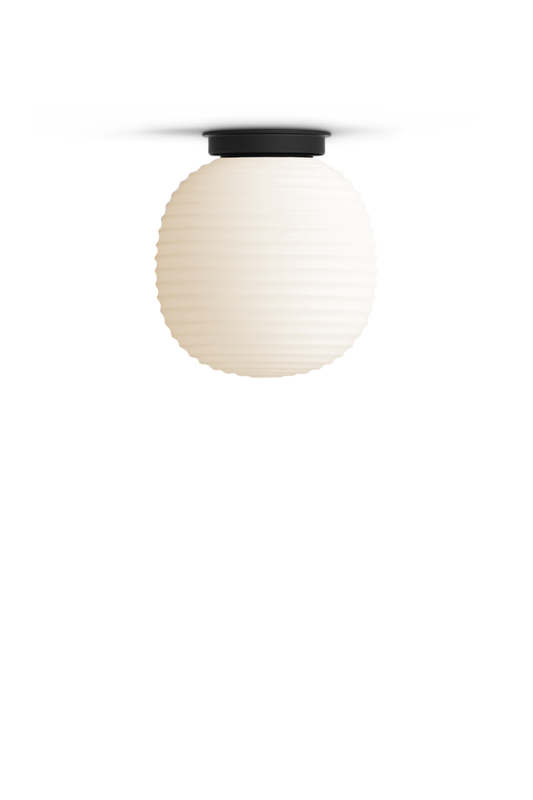 Inspirert av klassiske rispapirlamper, har den norske designduoen Andersen &amp; Voll med lampeserien Lantern laget en nytolkning i frostet glass. Lampene, som kommer fra New Works, er delikate og vakre, og har en egen evne til å fri til de fleste rom. Lyset som skinner gjennom de rillede kuplene er mykt og behagelig.