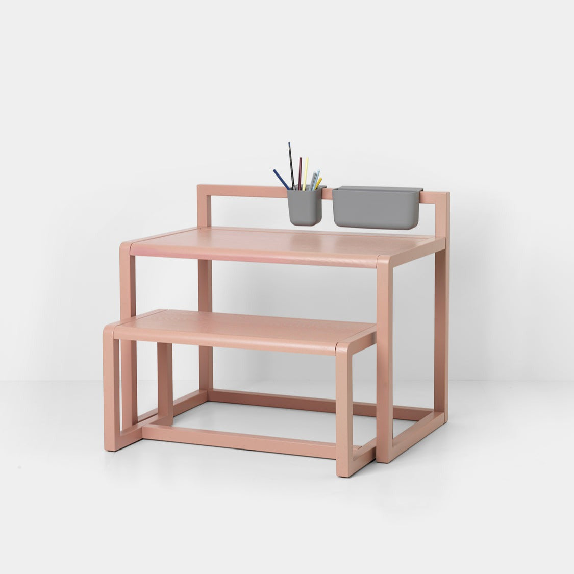 Møblene er enkle og moderne, og er laget på barnas nivå slik at de har den perfekte base for å utfolde seg