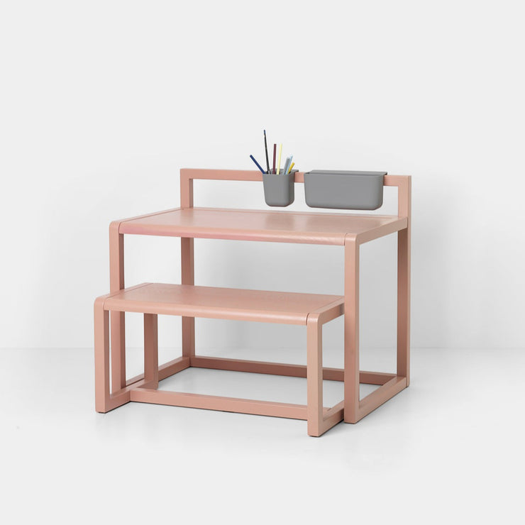 Møblene er enkle og moderne, og er laget på barnas nivå slik at de har den perfekte base for å utfolde seg
