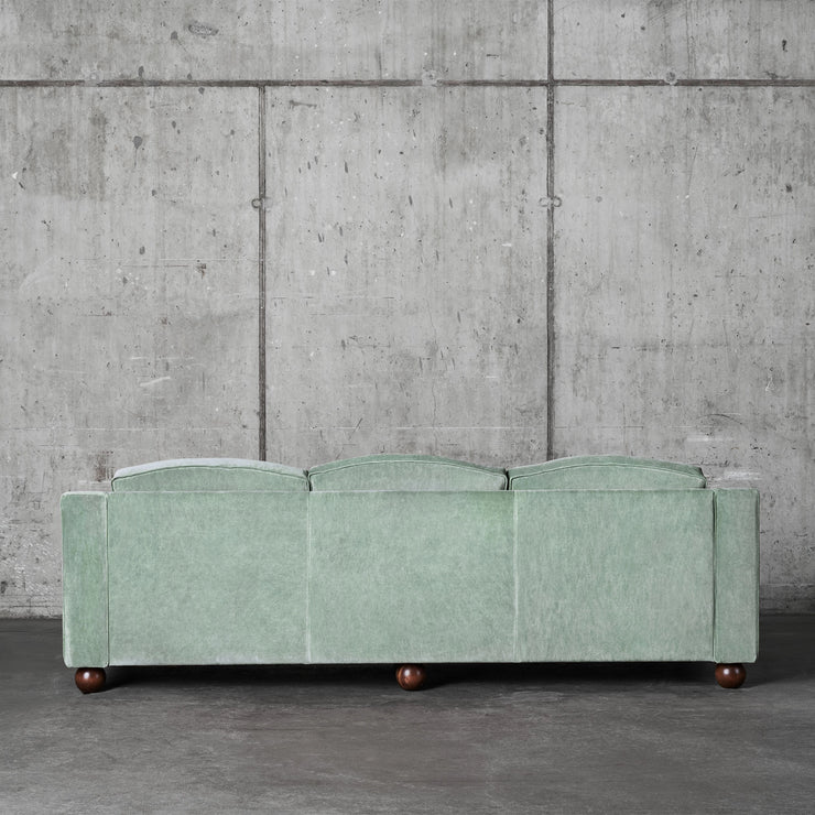 Sofaen Lola i Velvet Green sett bakfra.