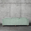 Sofaen Lola i Velvet Green sett bakfra.