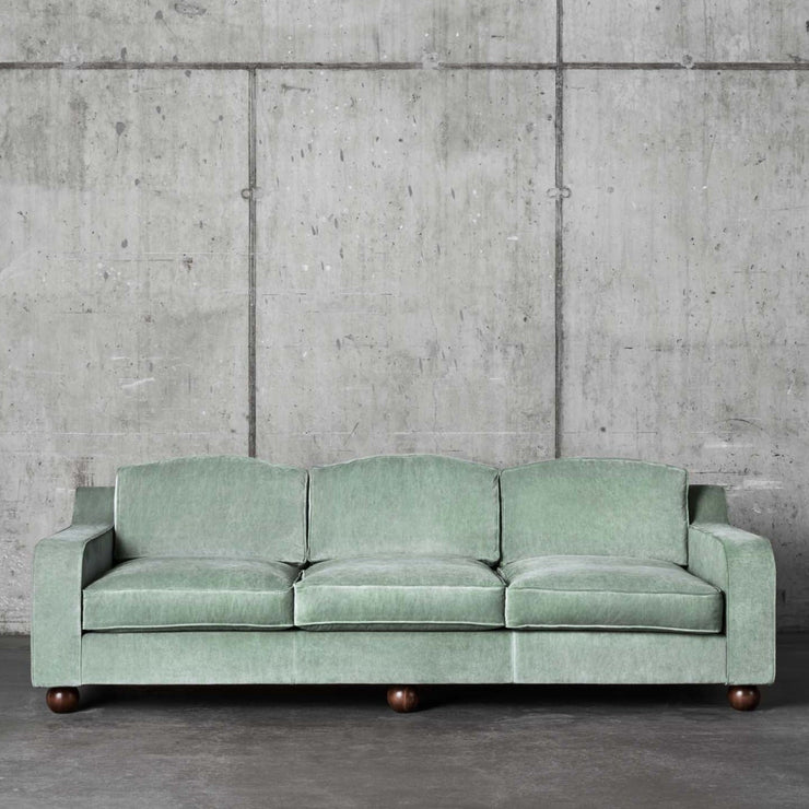 Sofaen kommer også i steinvasket bomullsfløyel som ytterligere forsterker vintagefølelsen. Her i den vakre, kalde grønnfargen Velvet Green.