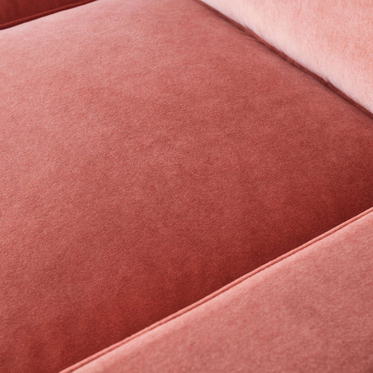 Sofaen Lola har myke og behagelige puter i en blanding av skum, fiber og dun.