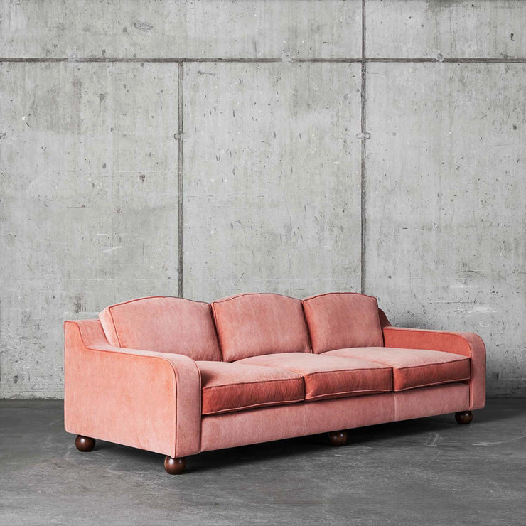 Sofaen Lola i fargen Vintage Velvet Pink vil være et nydelig blikkfang i en ellers nøytral innredning.