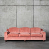 Steinvasket bomullsfløyel varierer i utseende på grunn av innfargingsprosessen. Det gjør at hver sofa er unik i utseendet! Her i fargen Vintage Velvet Pink.