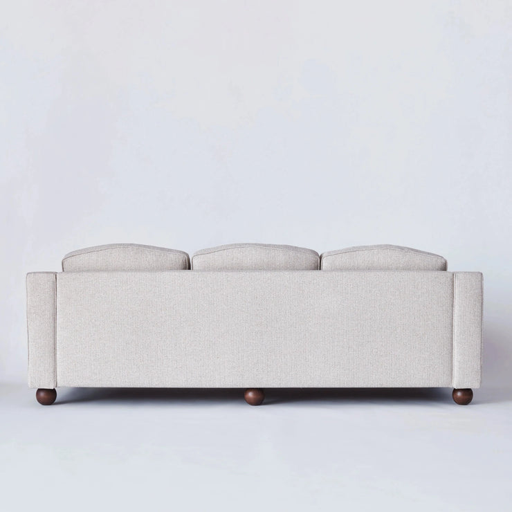 Sofaen Lola i Woven Sand sett bakfra.