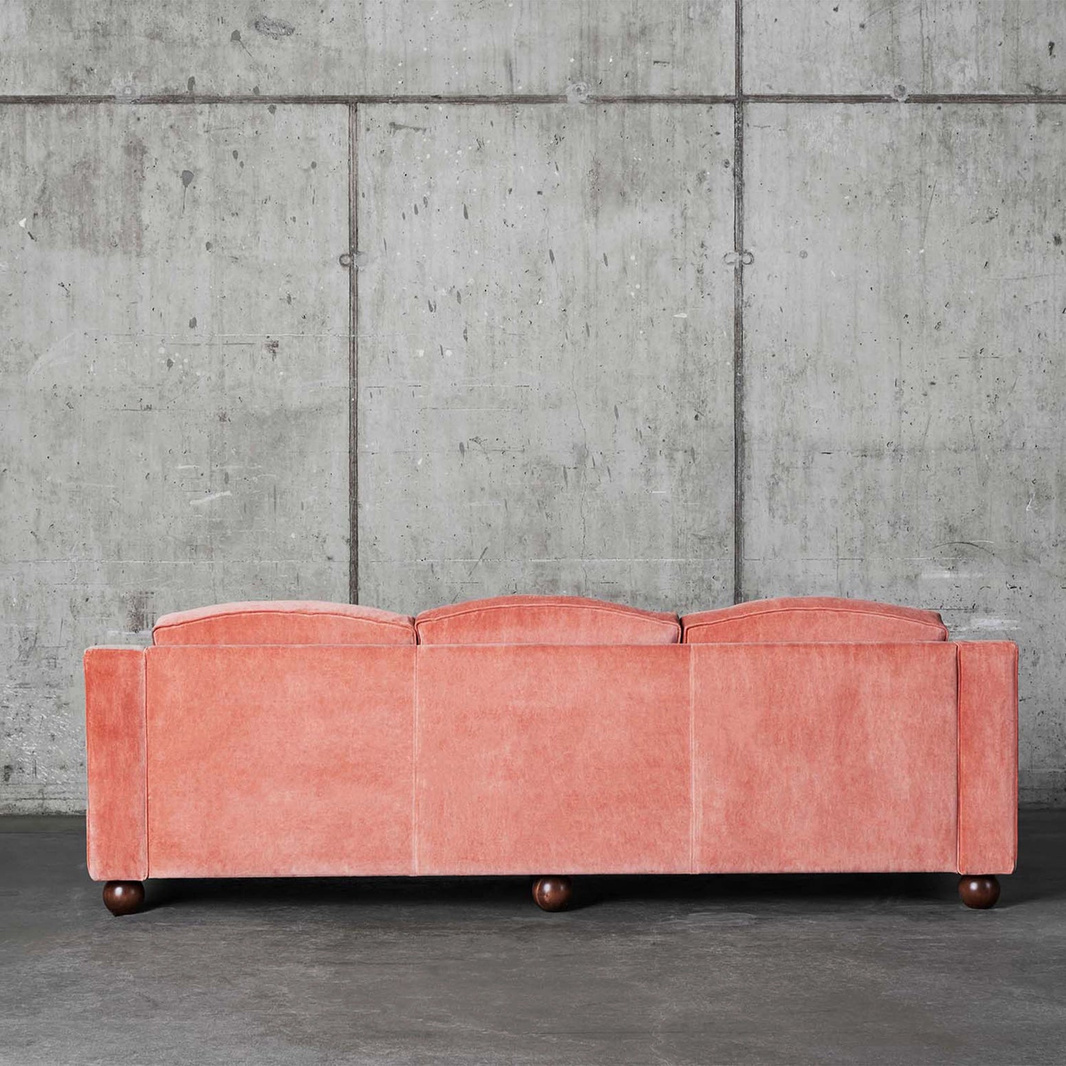 Sofaen Lola i Velvet Vintage Pink sett bakfra.