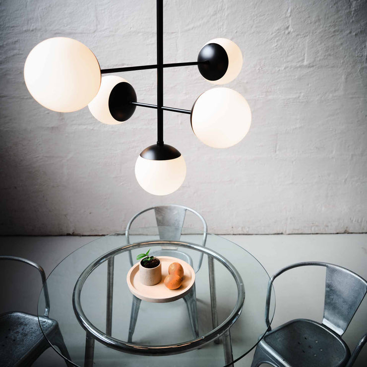 Lord Diva er en minimalistisk lampe som gjør seg like godt i rosetten som i mer industrielle interiør