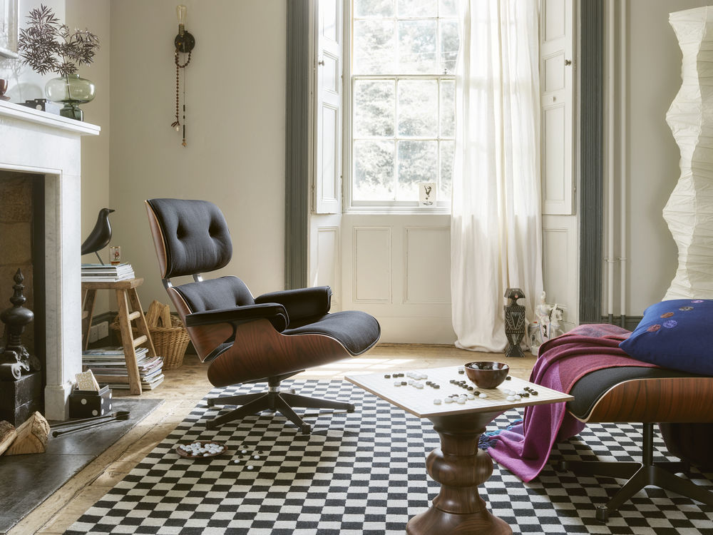 Da ekteparet Charles og Ray Eames designet denne klassikeren i 1956, var målet å lage den perfekte lenestol som både var elegant, überkomfortabel, hadde godt håndtverk og materialer av ypperste kvalitet.