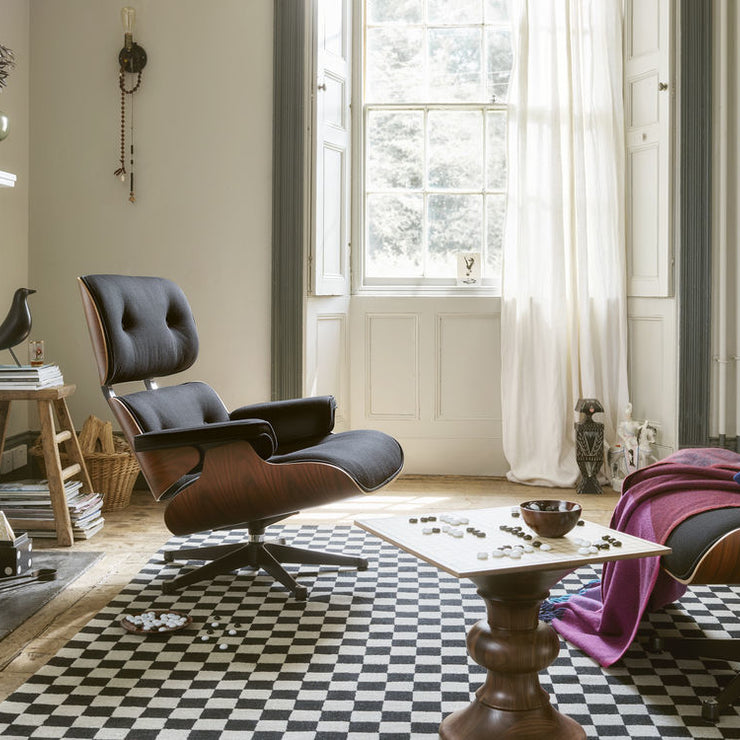 Da ekteparet Charles og Ray Eames designet denne klassikeren i 1956, var målet å lage den perfekte lenestol som både var elegant, überkomfortabel, hadde godt håndtverk og materialer av ypperste kvalitet.